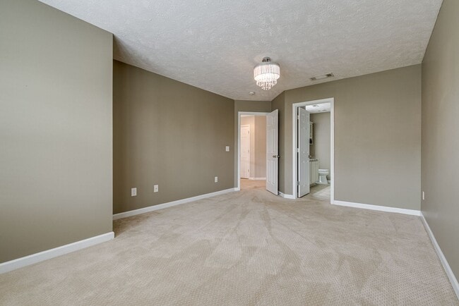 Building Photo - 3 Bed 2.5 Bath Gorgeous Townhome, Availabl...