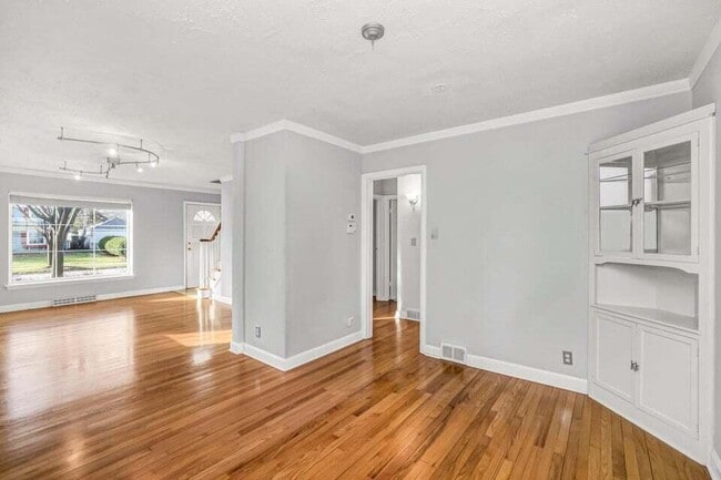 Building Photo - 5160 N Bay Ridge Ave