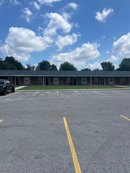 Building Photo - 854 W Lake Road West