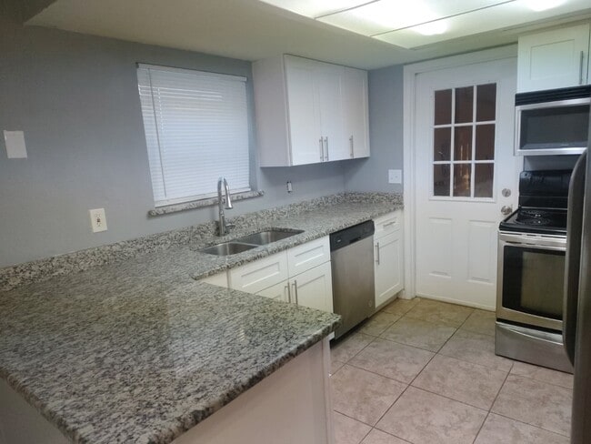 Building Photo - 664 Lake Dexter Cir