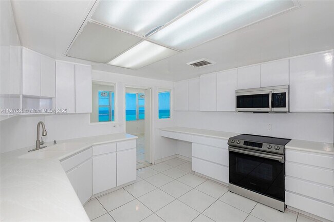 Building Photo - 5255 Collins Ave