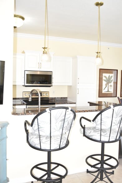 breakfast bar with granite top - 800 San Lino Cir