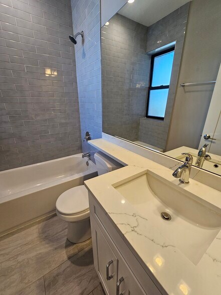 Building Photo - 3931 N Janssen Ave