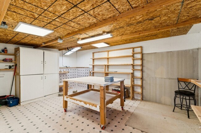 Building Photo - 420 S Five Mile Rd