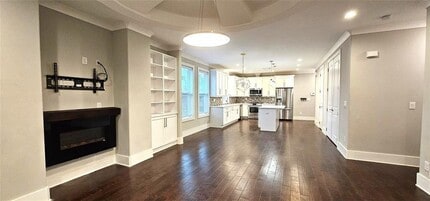 Building Photo - 1993 Memorial Dr SE