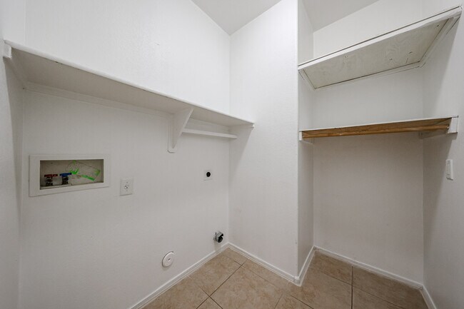 Building Photo - 619 N 70th Ave