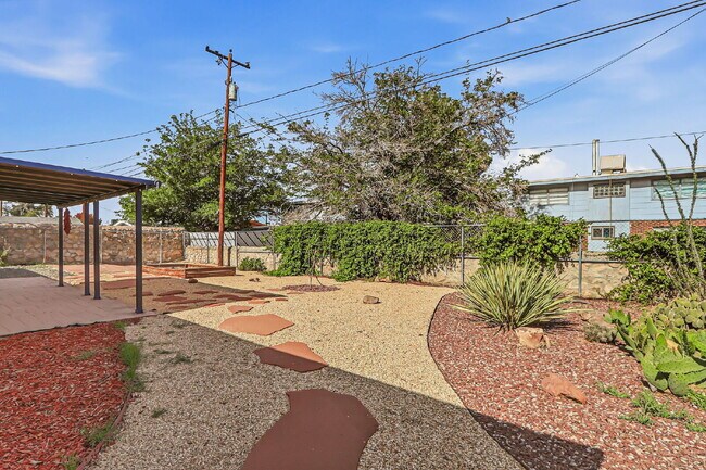 Building Photo - 3-Bedroom Home on Wedgewood Drive fully landscaped