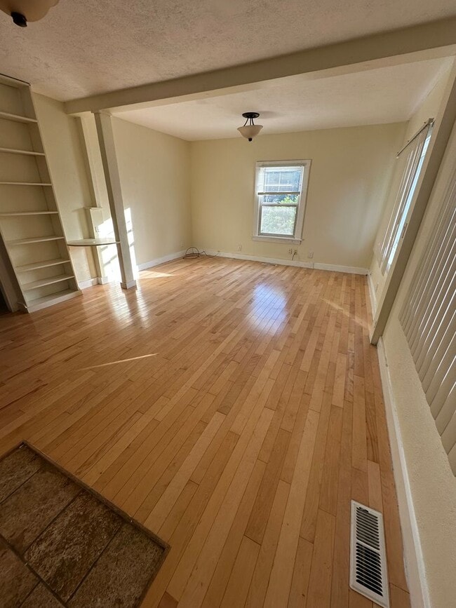 Building Photo - 3 Bed Room 1.5 Bath