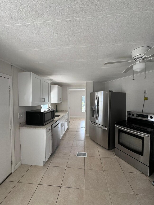 Building Photo - 11573 Venetian Ave