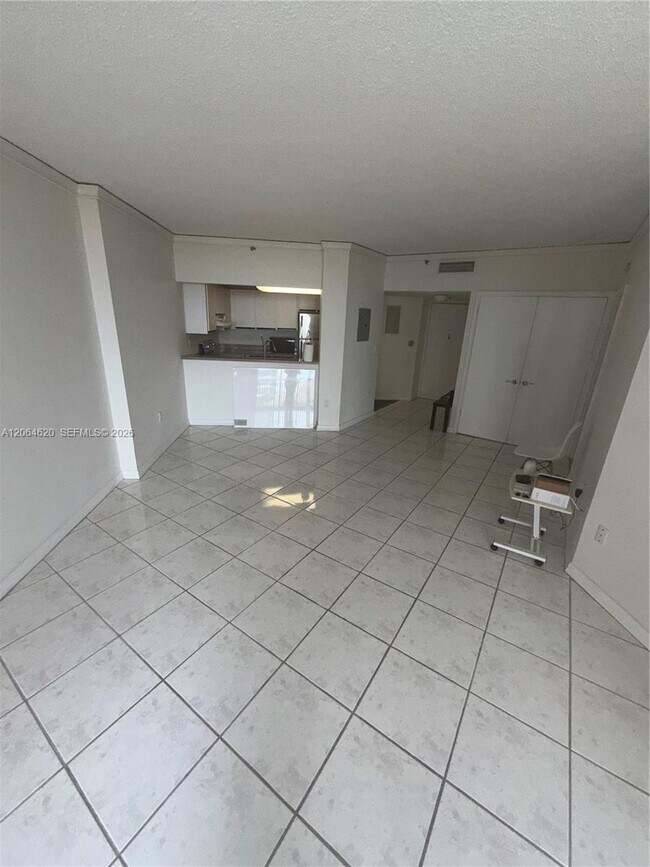 Building Photo - 540 Brickell Key Dr