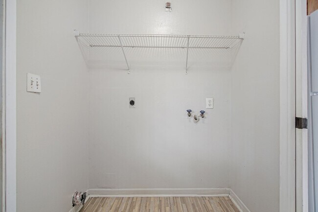 Building Photo - Private 2BR/1BA Duplex with Florida Room