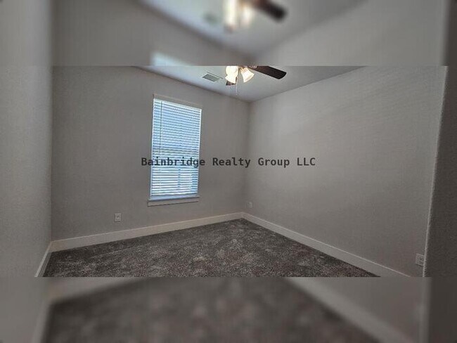 Building Photo - 3/2/2 w/office - Space & Functionality in ...