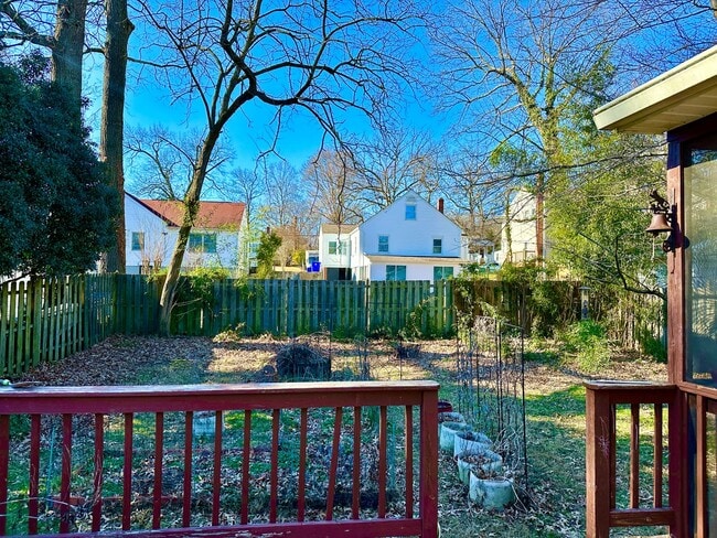 Building Photo - 4 Bed + 2 Bath - Screened in Porch! Pets W...