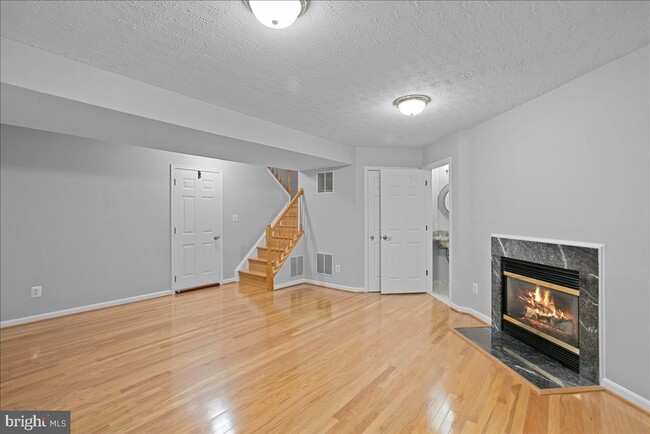 Building Photo - 6350 Regal Oak Dr
