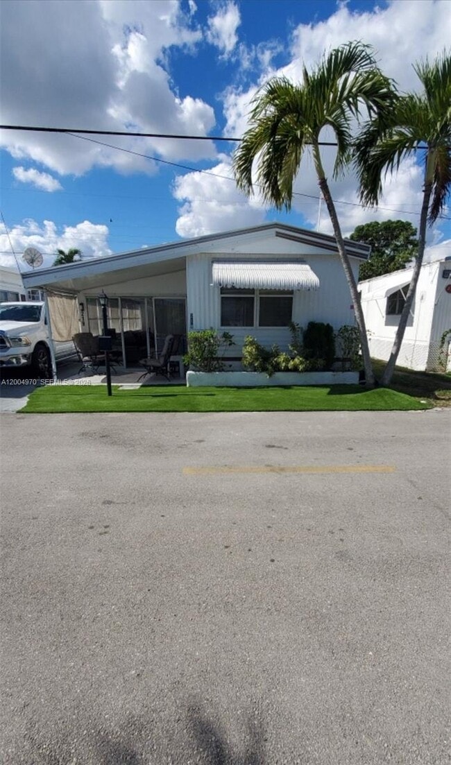 Building Photo - 219 W Lake Dr