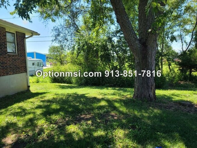 Building Photo - Available NOW in Harrisonville!!