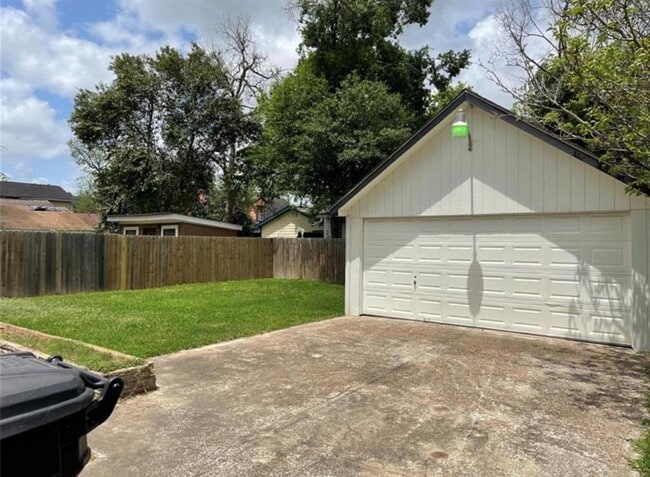 Building Photo - 7139 Linden St