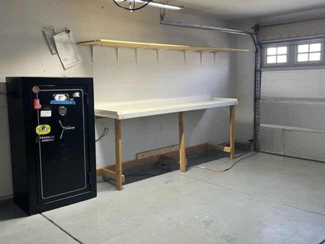 Building Photo - Corner Lot 3 Bedroom 2 Bath Double Diamond Home