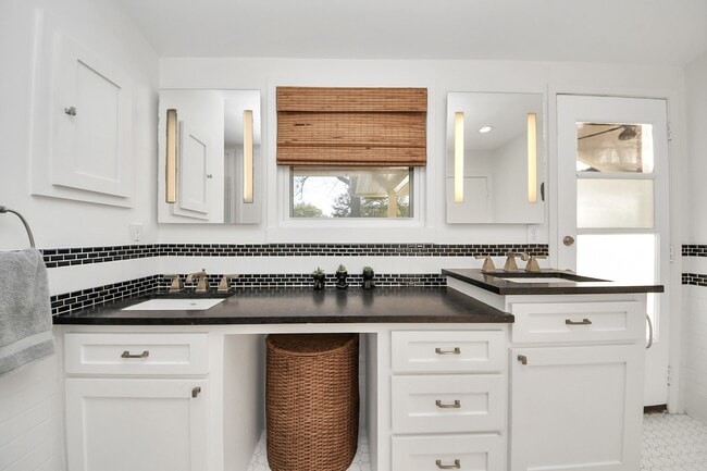 Building Photo - 411 Venice St