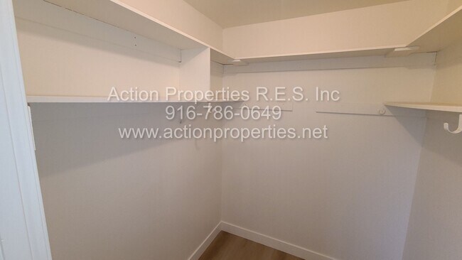 Building Photo - Very Clean 3 Bedroom 1.5 bath, 2 Car Garag...