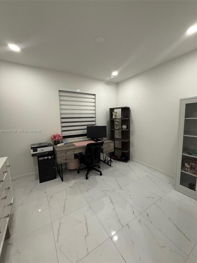 Building Photo - 21432 NE 2nd Path