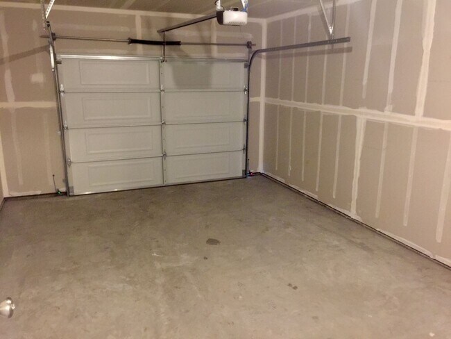 Building Photo - Beautiful 3 Bedroom Duplex with Garage!
