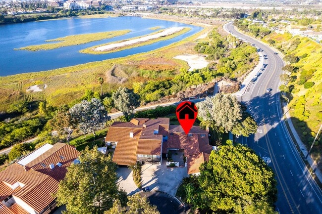 Building Photo - Large 5 bed Masterpiece Home with Back Bay...