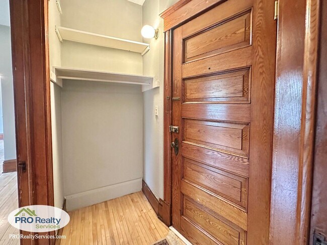 Building Photo - Charming 2 Bedroom Apartment in Northeast ...