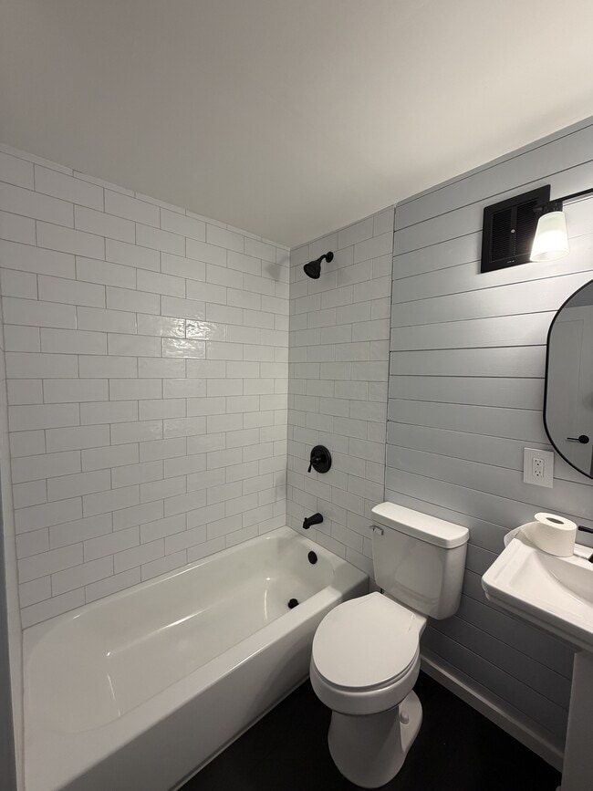 Building Photo - 320 Lakeview St