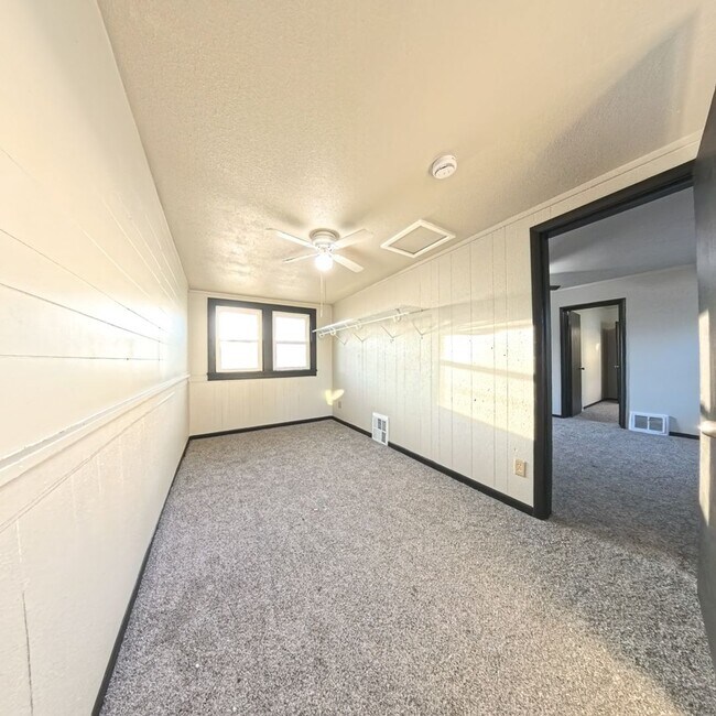 Building Photo - 2 Bedroom 1 Stall Garage East Side Home for Rent