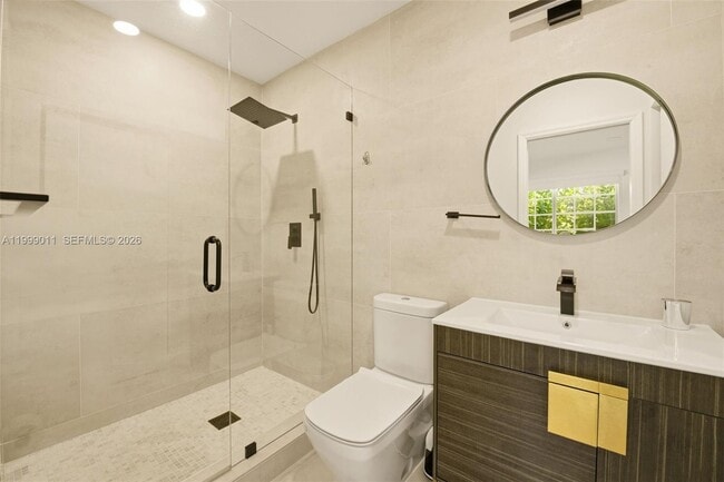 Building Photo - 725 W 51st St