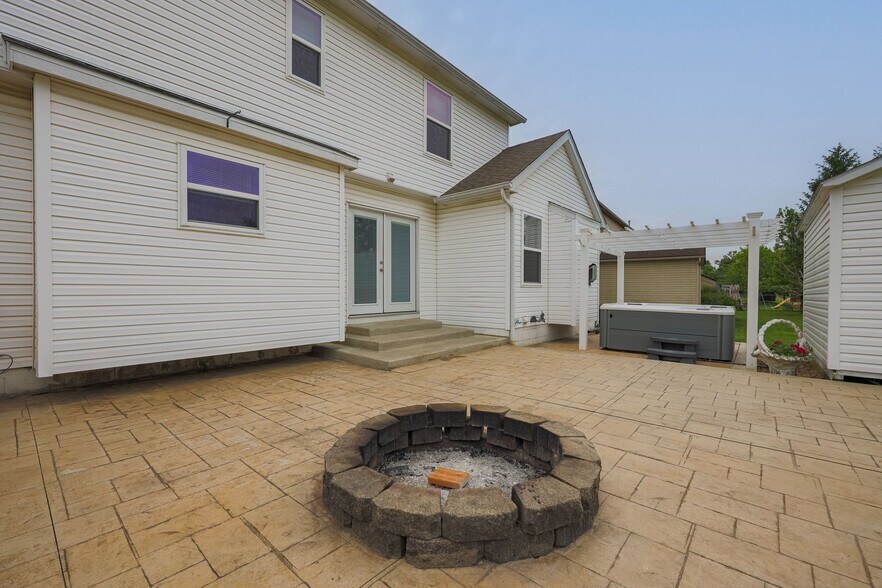 Building Photo - 3033 Jamestown Dr