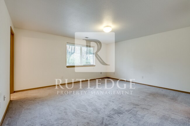 Building Photo - 3 Bedroom / 3 Bath Home Available in the Heart of Shady Cove!