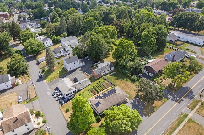 Building Photo - 160 Beecher St