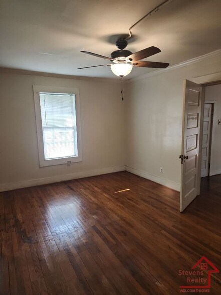 Building Photo - 117 N Main St