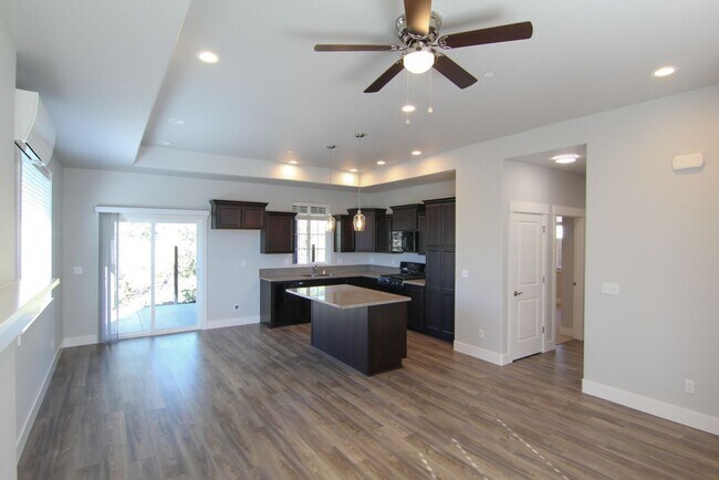 Building Photo - Modern Home!