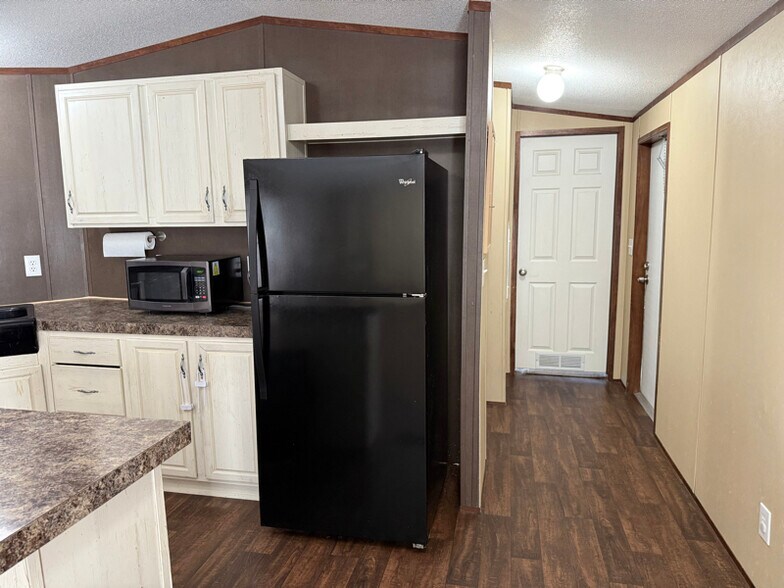 Building Photo - 202 Evelyn Ave