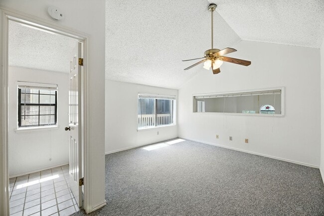 Building Photo - FABULOUS walkable/bikeable 3BR with parking in Hyde Park