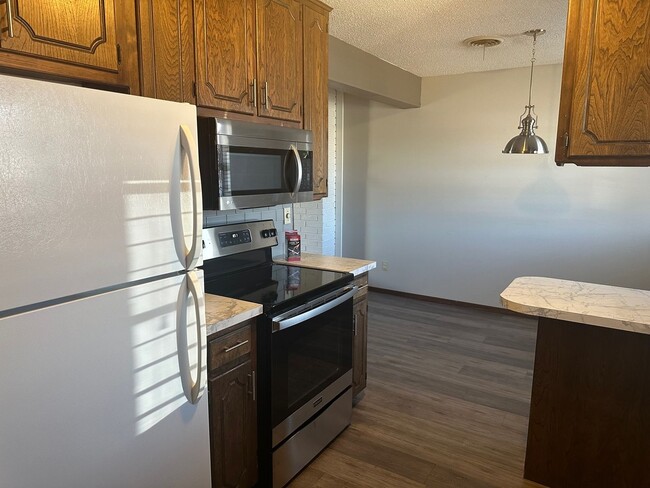 Building Photo - 1352 Meadow Ln
