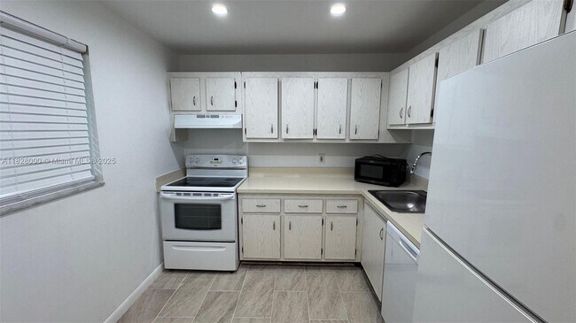 Primary Photo - 7732 Camino Real