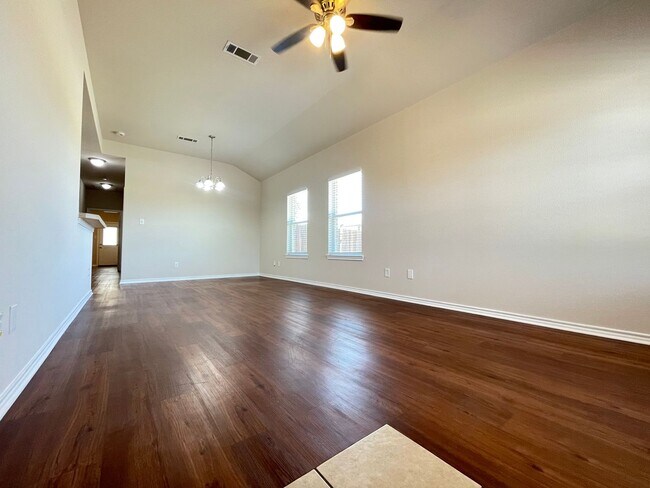 Building Photo - Charming 3/2 Duplex with Garage — No Carpet, Fenced Yard!