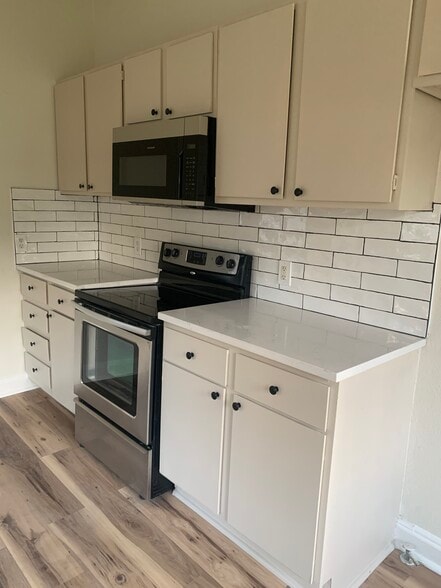 Kitchen - 3215 Ethel Ave