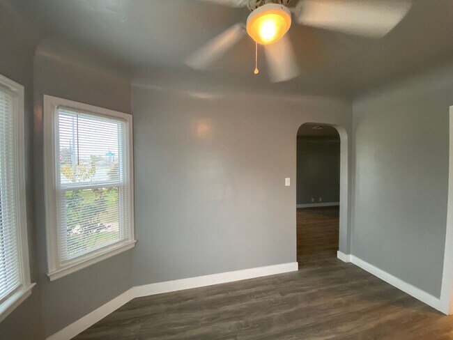 Building Photo - Follow the yellow brick to this Remodeled 2 BD 1 BA House in NE Bakersfield