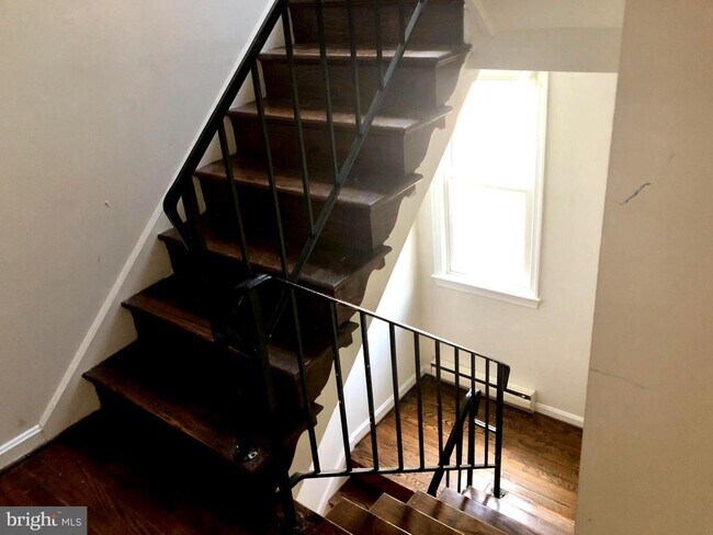 Building Photo - 900 24th St NW