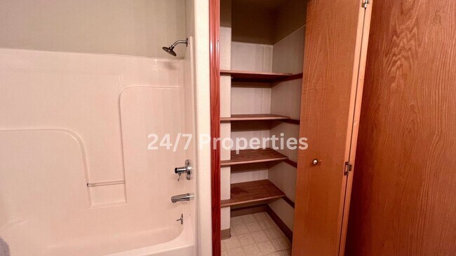 Building Photo - Beautiful 3 BD | 2.5 BA Duplex in Wine Cou...
