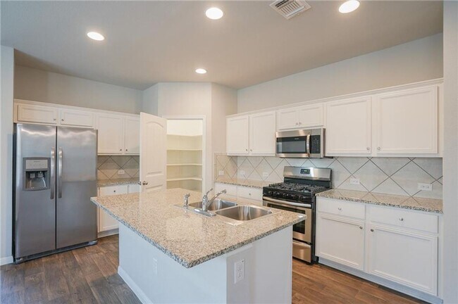 Building Photo - Beautiful and Spacious 4 BR / 3 BA Home fo...