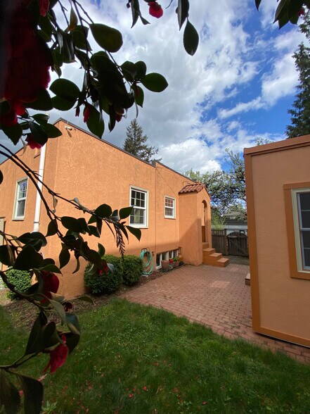 Building Photo - 7955 SE Milwaukie Ave