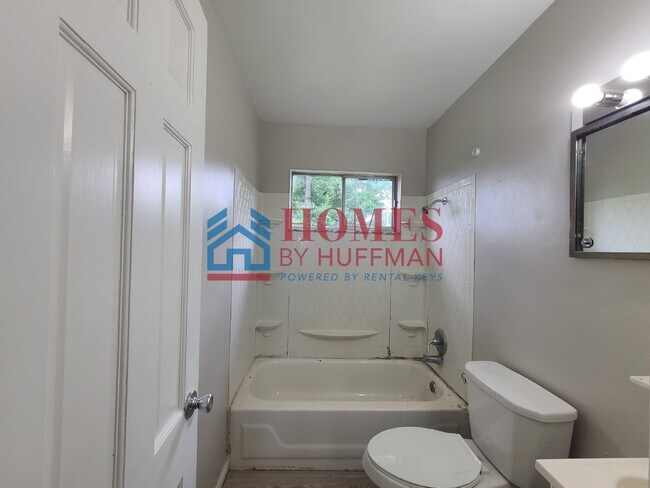 Building Photo - Two Bedroom Upstairs | Boonville