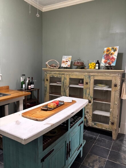 Unique unfitted kitchen cabinet - 905 20th St