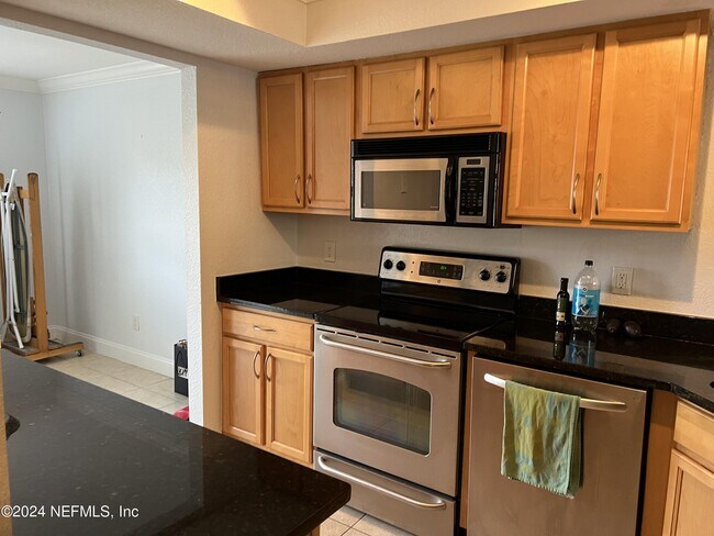 Building Photo - 858 Shoreline Cir